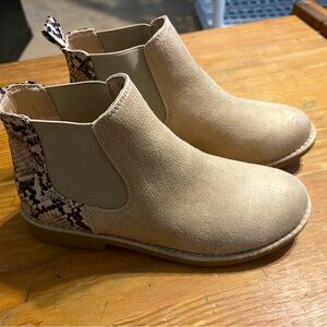 Tan buff suede Chelsea ankle boots like new youth size 6.5